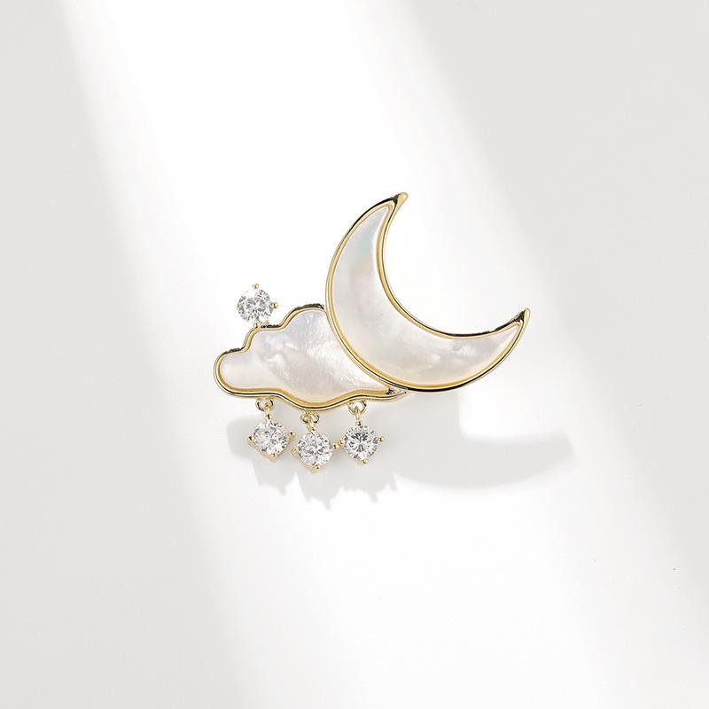 Bo Xin Yun Elegant Mother-of-Pearl Moon Brooch: Fashionable Cloud Accessory Pin
