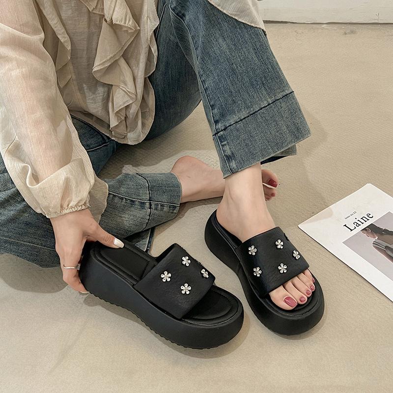 Modische Strass-Sandalen mit schwarzer High-End-Anti-Rutsch-Plateausohle für Damen-Outdoor-Bekleidung Sommer 2025 neue höhenverstärkende weichsohlige coole Sandalen