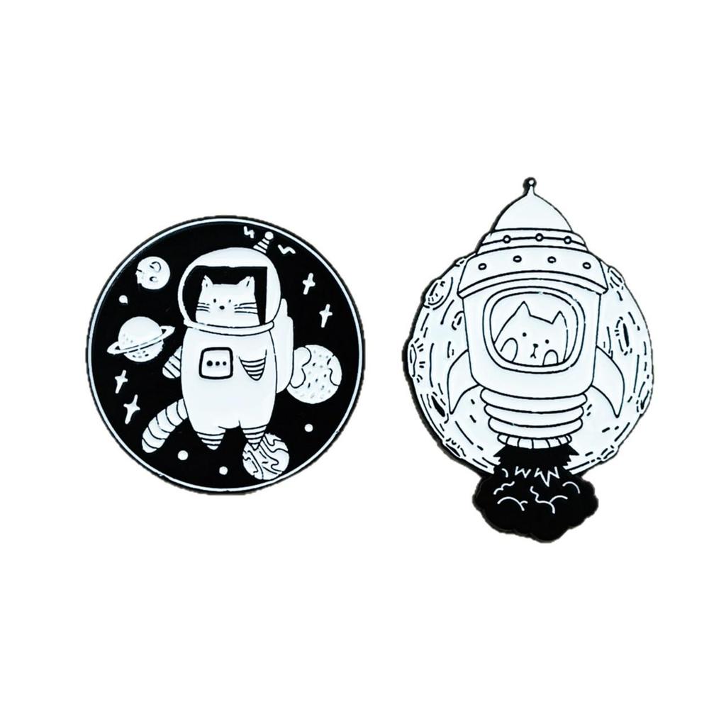 Creative Space Series: Astronaut Cat Brooch - Cute Black & White Cartoon Fashion Badge Accessory