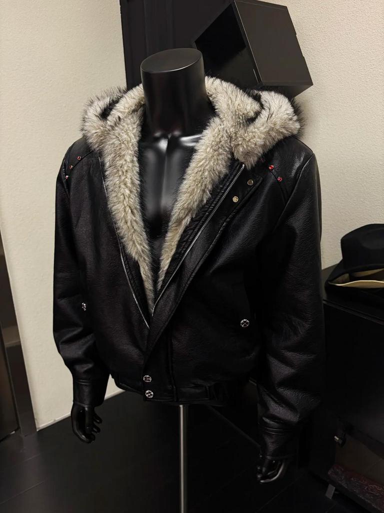 Herren Winter Schneeleopard Kunstfell PU-Lederjacke mit Samtfutter und Kapuze