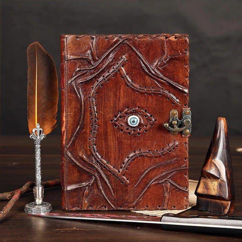 

Кожаный блокнот – Дневник «Мистический глаз» с тисненым дизайном, античным замком и нелинованными крафтовыми страницами для письма или эскизов. 8 x 6 in