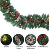 Weihnachtsszene Dekoration: Baumranken-Paket mit Tannenzapfen, roten Beeren und Ornamenten für Fenster oder Kamin