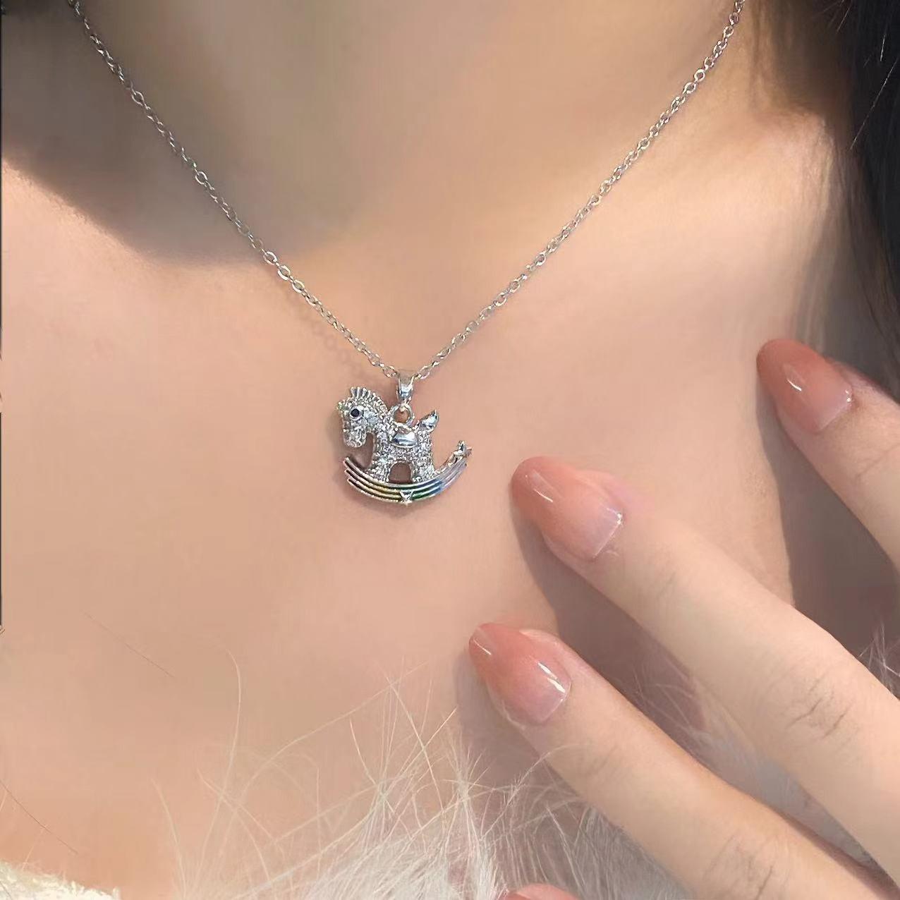 New Korean Style Titanium Steel Necklace Micro-Set Zirconia Small Horse Pendant Simple Elegant Fashion Trend Gold Plated Copper серебряный
