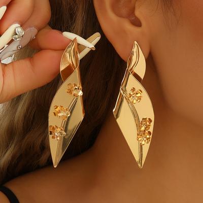 Europäische und amerikanische übertriebene Blattohrstecker Kleine Blume High-End-Sinn Personalisierte Blattohrringe Damenohrringe Retro