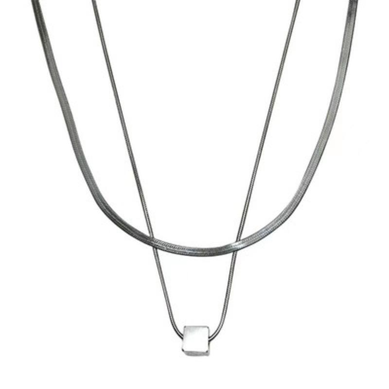 Square Sugar Layered Titanium Steel Snake Bone Chain Necklace for Women, A Unique and Stylish Accessory for The Collarbone.