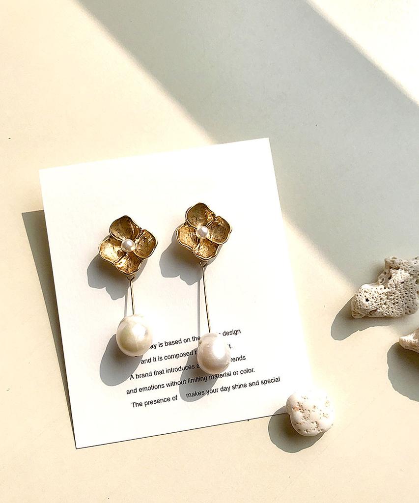 Wit-Holiday Flower Pearl Unbal Bar Earring