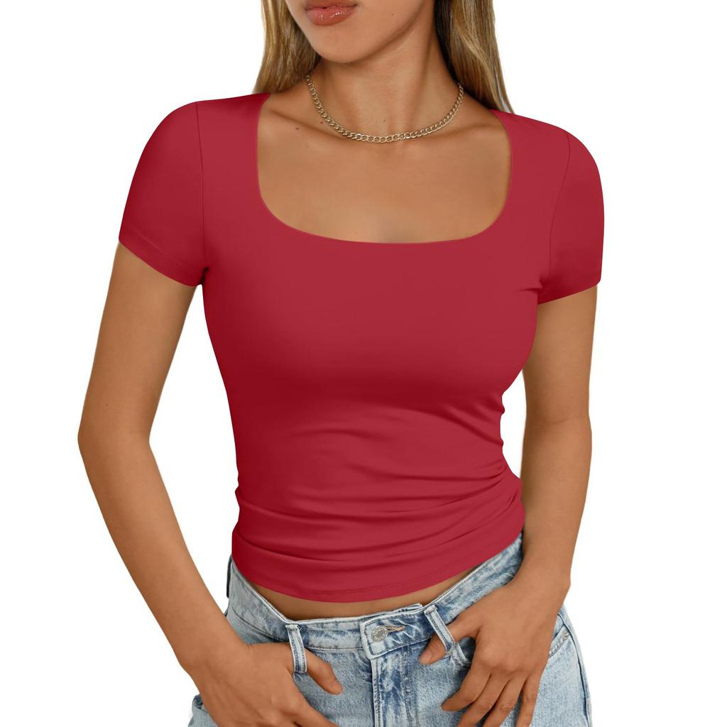Dámská móda, ležérní štíhlé tričko s krátkým rukávem a čtvercovým výstřihem dole, svrchní oblečení