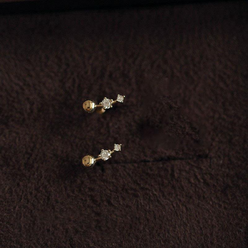 Jednoduchý temperament  Všestranné  Malé a roztomilé studentské náušnice vykládané zirkony Náušnice