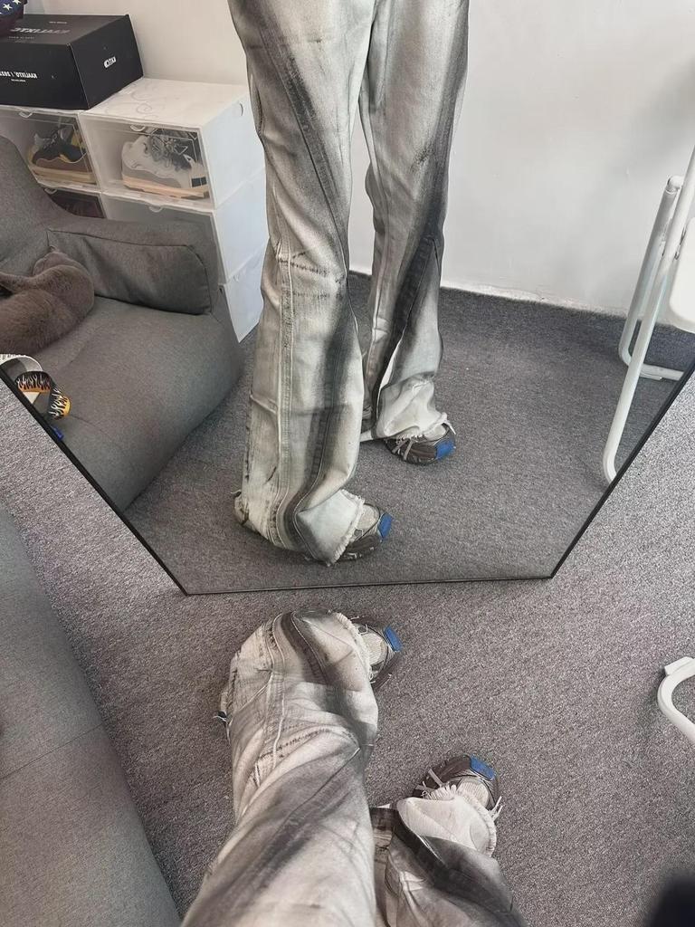 Modne amerykańskie dżinsy z szerokimi nogawkami tie-dye