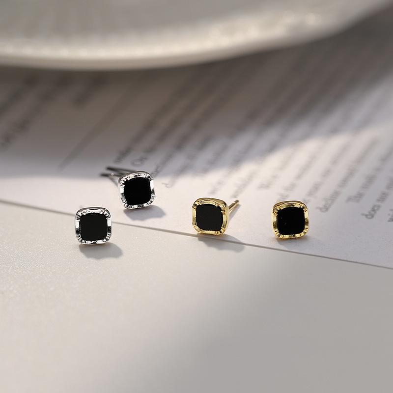 Elegant Black Square Stud Earrings for Women – Minimalist Luxury Design, Versatile for Everyday Wear