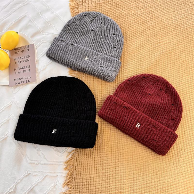 Cappello da donna autunno e inverno buchi americani protezione dal freddo protezione orecchie cappello di lana lavorato a maglia circonferenza testa grande moda lettera R cappello freddo