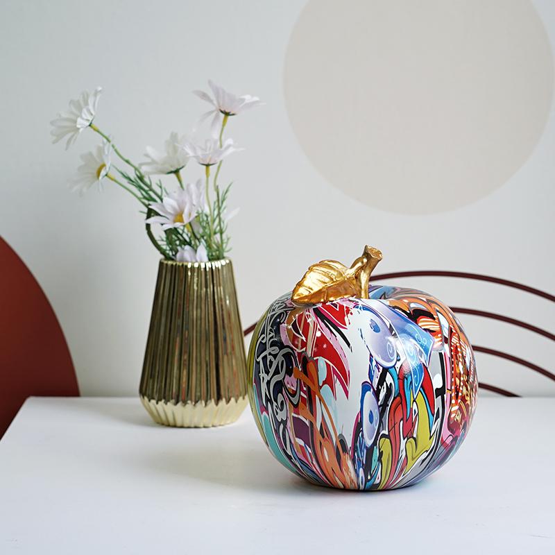 NORTHEUINS Harz Graffiti Apfel Ornament Bemalte Handarbeiten Zuhause Wohnzimmer Schlafzimmer Schreibtisch Büro Dekor Accessoires Kunst Skulptur