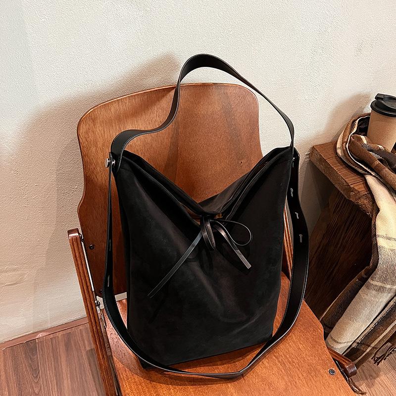 

Premium retro tote bag women s new large-capacity shoulder messenger bag niche commuter bag чёрный