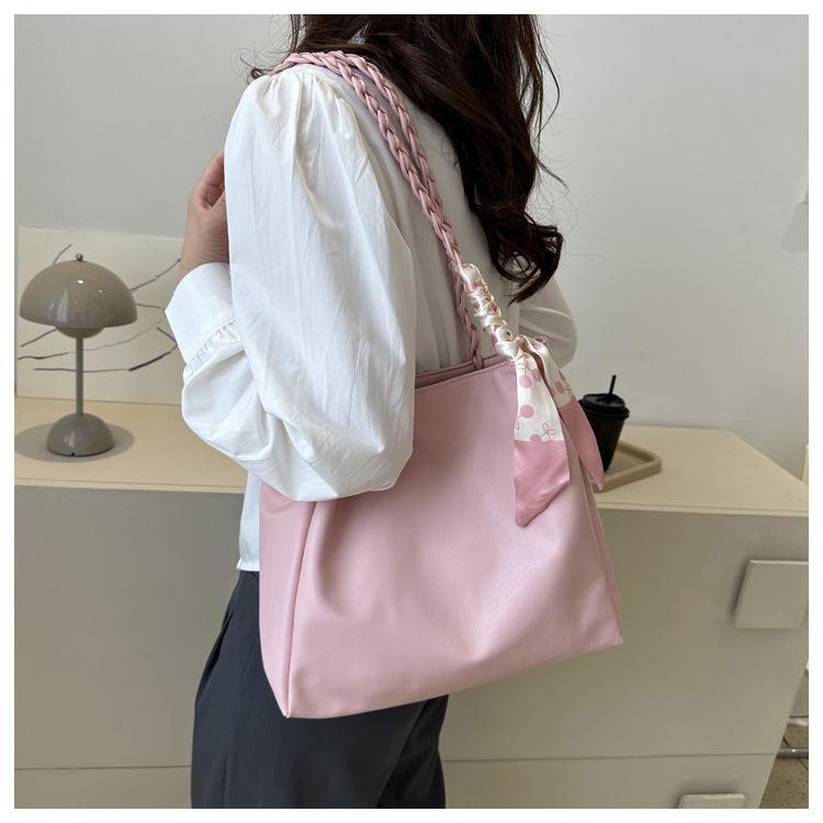 

Large Capacity Women s Woven Tote: 2025 Fashionable Shoulder Bag for Commuting and Students One Size розовый