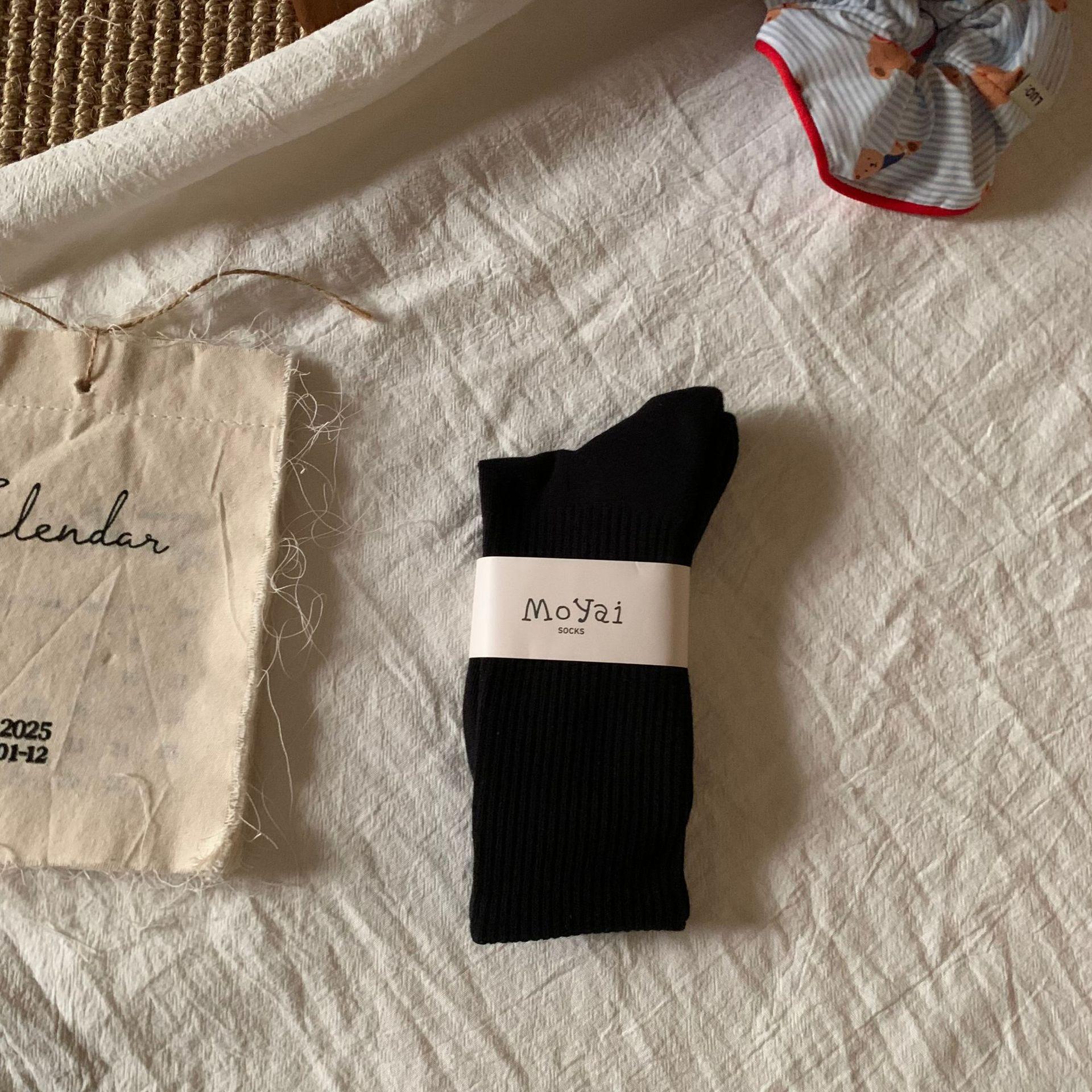 

Single Needle Terry Boneless Seam Head Sweat-Absorbing Sports High Rubber Band Solid Color Medium Tube Socks Simple And Warm One size fits all чорний