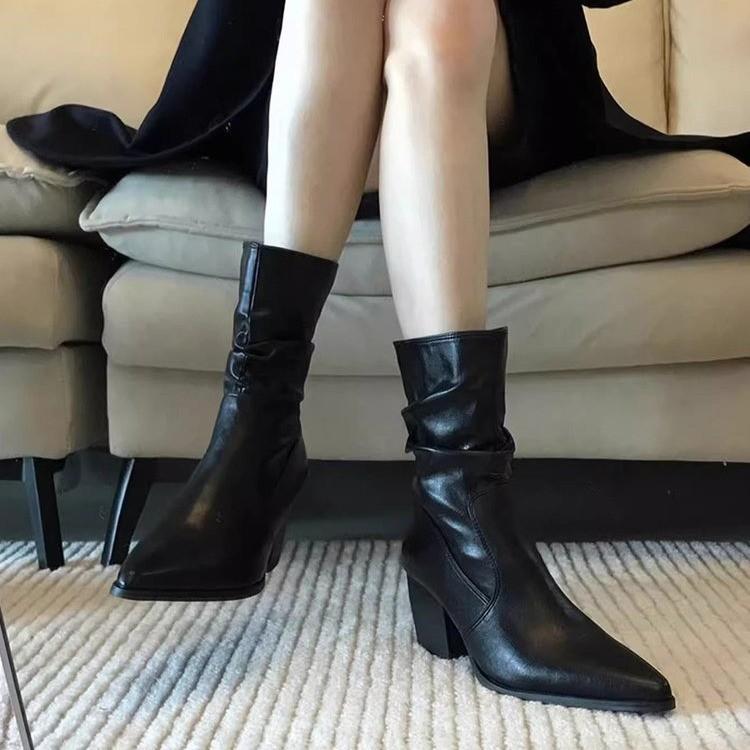 Super fire! Foreign style small short boots women's new autumn and winter models with skirts, black pointed thick heels, heightened folds, piled boots