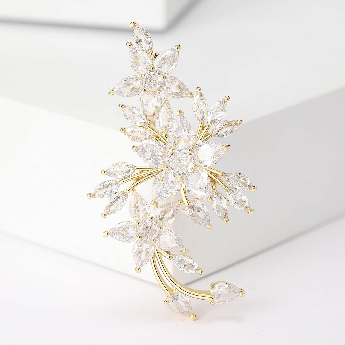 

Высококачественная брошь в виде цветка сливы из кристаллов, слегка инкрустированная цирконием, легкая брошь-заколка для воротника пальто класса люкс