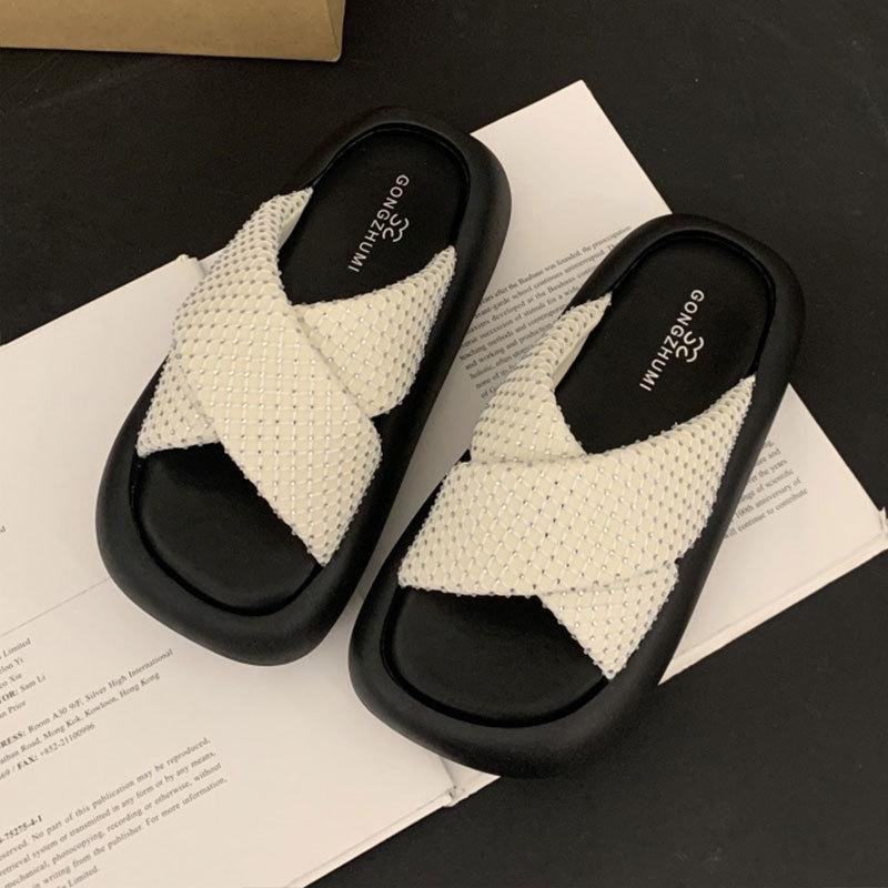 Thick-bottomed beautiful cross-strapped cool slippers for women's summer wear 2025 new models with skirts, fashionable beach one-word cool slippers