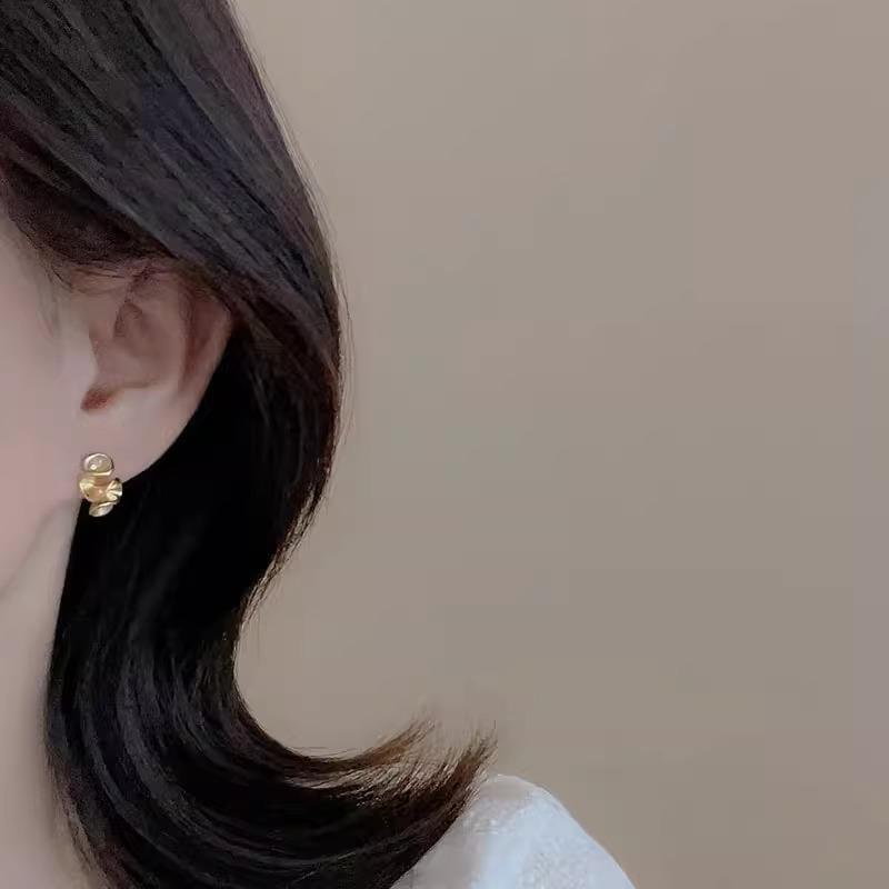 Design Irregular Earrings Female Light Luxury Vintage Personalized Minimalist Ladies Accessories Elegant Jewelry Cold Earrings Daily Earrings