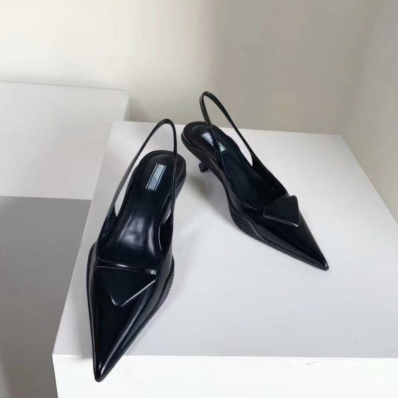 P casă etichetă triunghiulară pantofi cu toc înalt cu vârf femeie celebritate internet piele curea spate sandale toc pisoi cap sac gură superficială pantofi simpli versatili