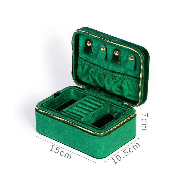 Czerwone aksamitne pudełko podróżne na biżuterię ze złotymi akcentami