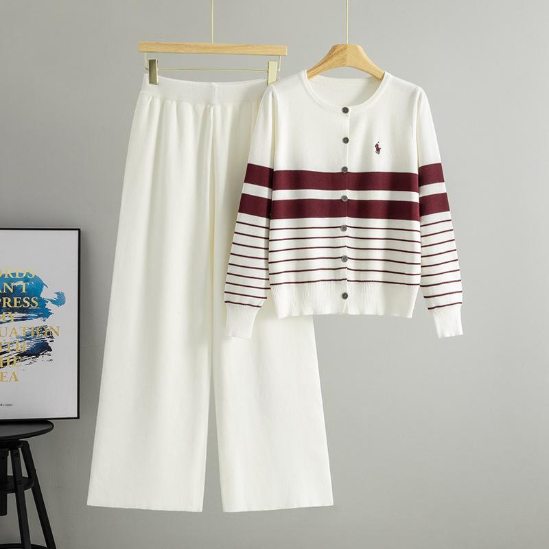 Ein zweiteiliges Set aus modischem gestreiftem Strick-Cardigan mit Rundhalsausschnitt für Damen Herbst und Winter, bestehend aus einem kurzen Jäckchen und einer Hose mit weitem Bein.