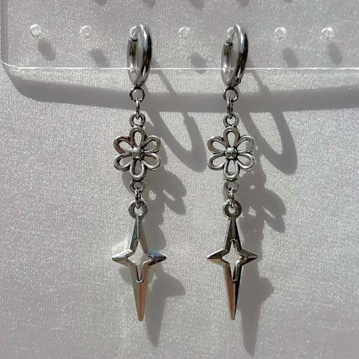 

Hip-hop Rock Sliver Color Hollowed-out Flower Star Pendant Hoop Earrings for Men Women Halloween Gothic Punk Jewelry Low Allergy
