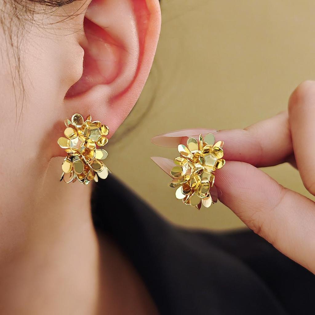 Exaggerated 3D Flower Pearl Earrings: Light Luxury, High-End Metal Style Studs