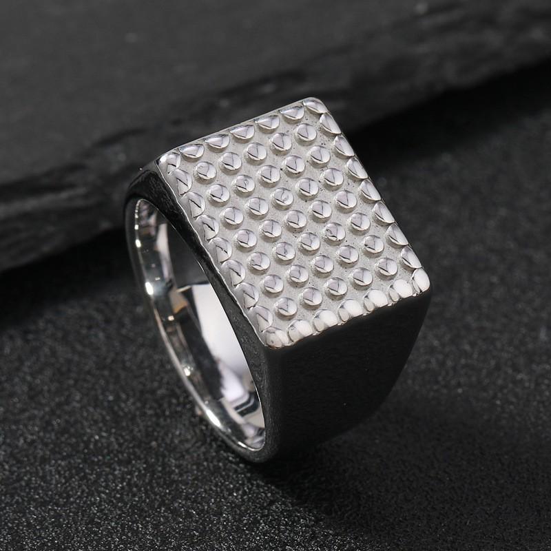 18 Karat Goldbeschichteter Edelstahl Ring mit Polka-Dot-Index – Hip-Hop-Mode Titan Schmuck