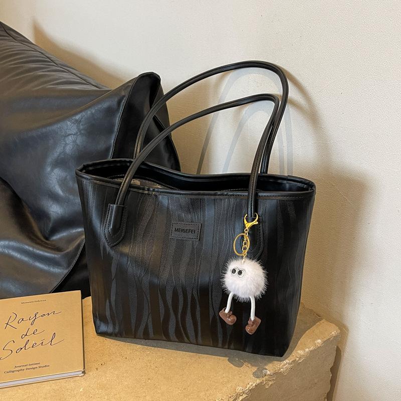 

Большая вместительная сумка женская 2024 новая модная летняя простая и универсальная сумка через плечо повседневная сумка для работы и поездок на работу чёрный