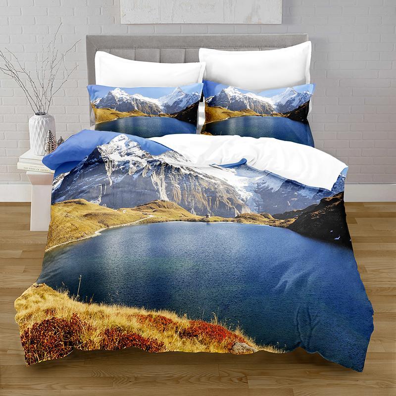 Miękki zestaw poszewek na kołdrę Lake Rozmiar King Size 2/3 Sztuki - Motyw Naturalnego Krajobrazu Wzór Domu z Górami i Czerwonym Dachem