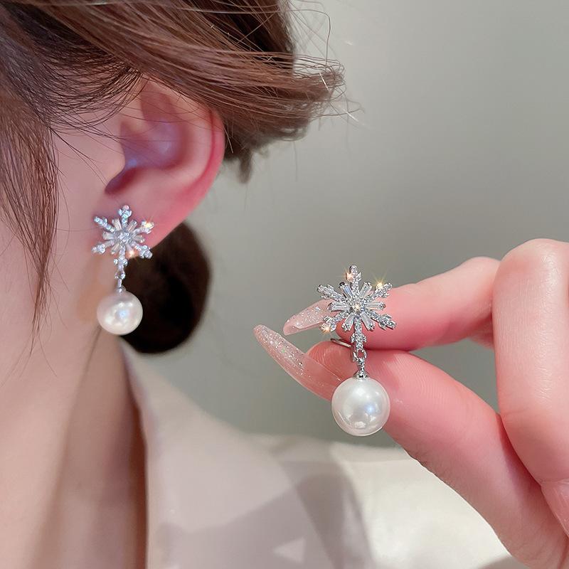 Sparkling Crystal Zircon Snowflake Pendant Earring for Women Exquisite Imitation Pearl Snowflake Earring New Year Party Jewelry