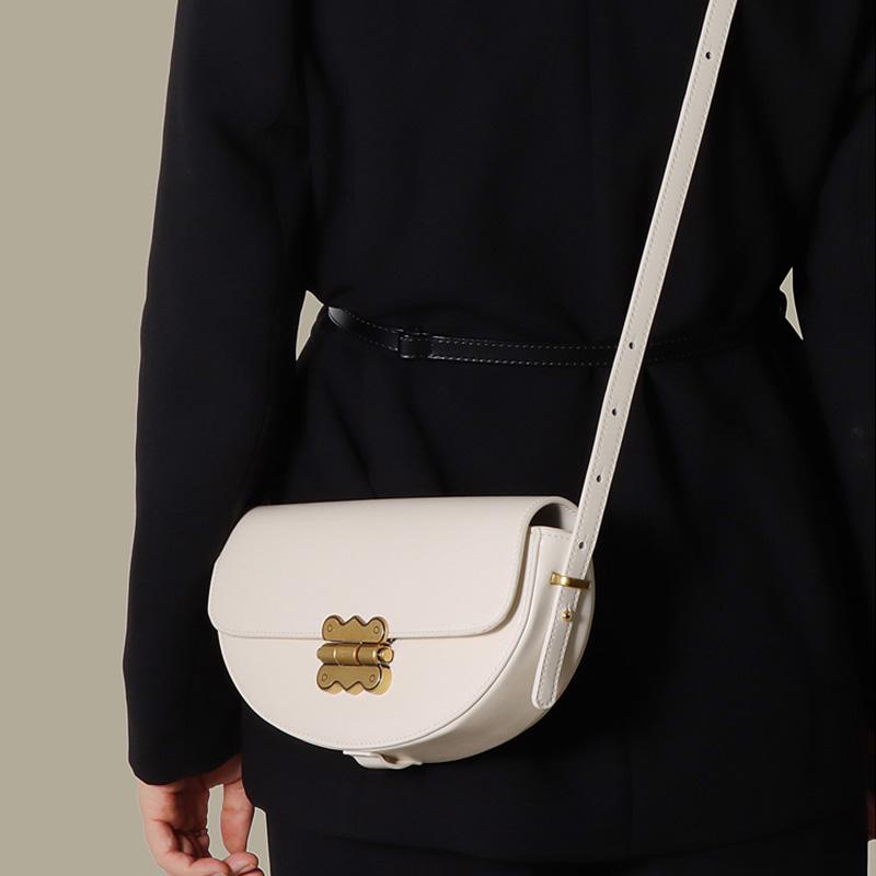 Женская полукруглая сумка-седло из спилковой кожи — фото 3