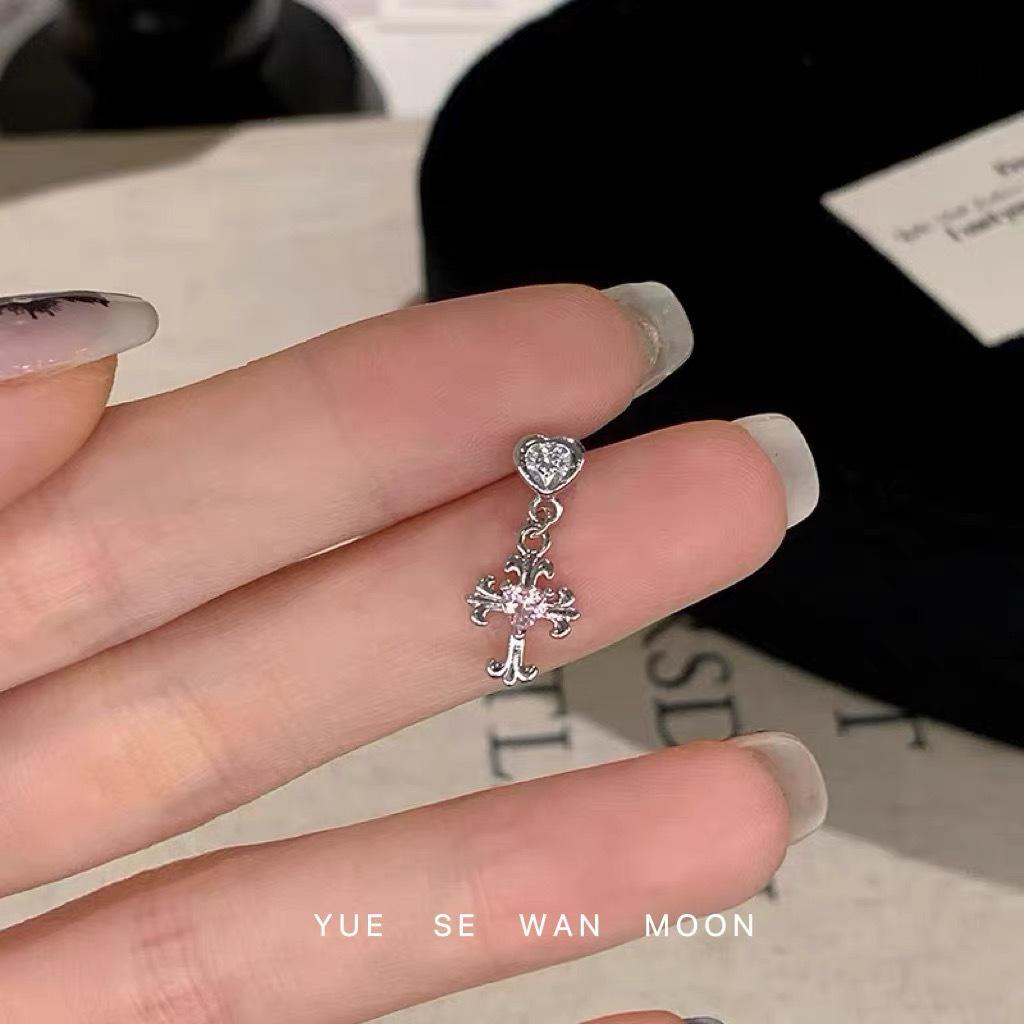 

Sweet Cool Titanium Steel Cross Earring: Versatile Japanese/Korean Style Simple Screw-in Stud for Women