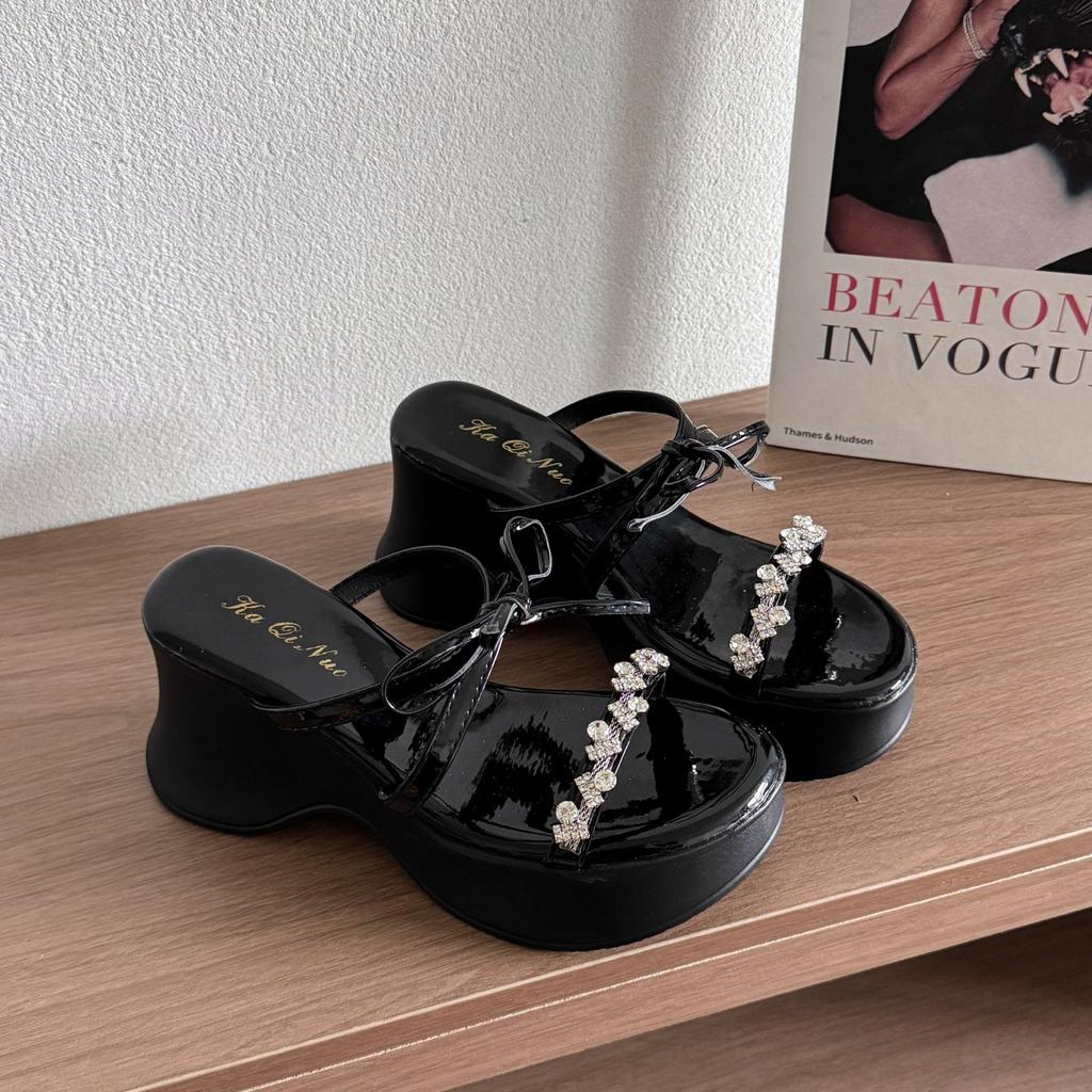 High-end Fashion Versatile Slippers 2025 Summer New Outer Wear Thick-soled One-word Drag Casual Beach Shoes Cool Slippers