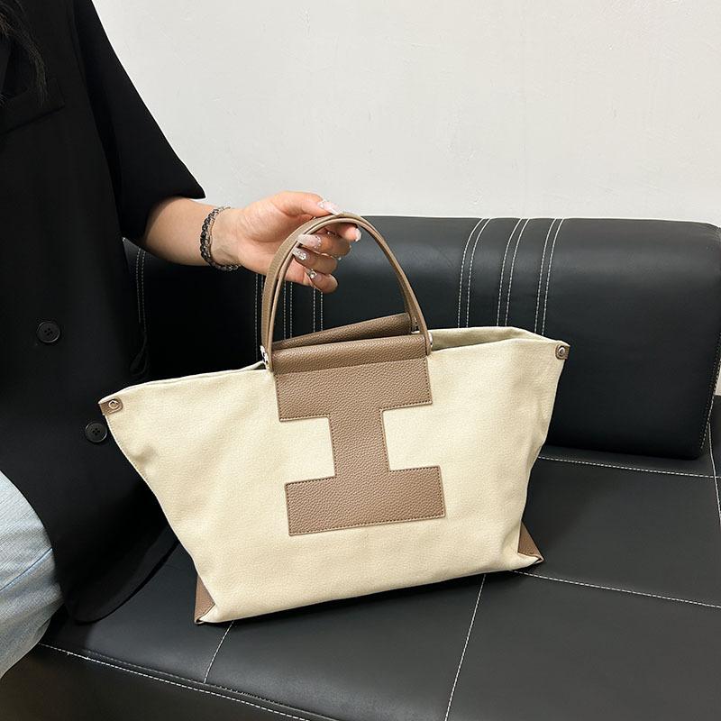 Modische Handtasche mit Farbkontrasten, große Kapazität, Freizeit-I-Form-Tasche, trendig und vielseitig für den Weg zur Arbeit, Umhängetasche