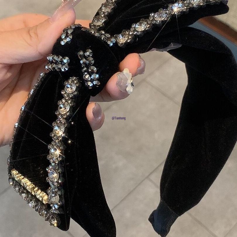 Black Velvet Rhinestone Bow Hairband: Versatile Wash Face and Outing Accessory.