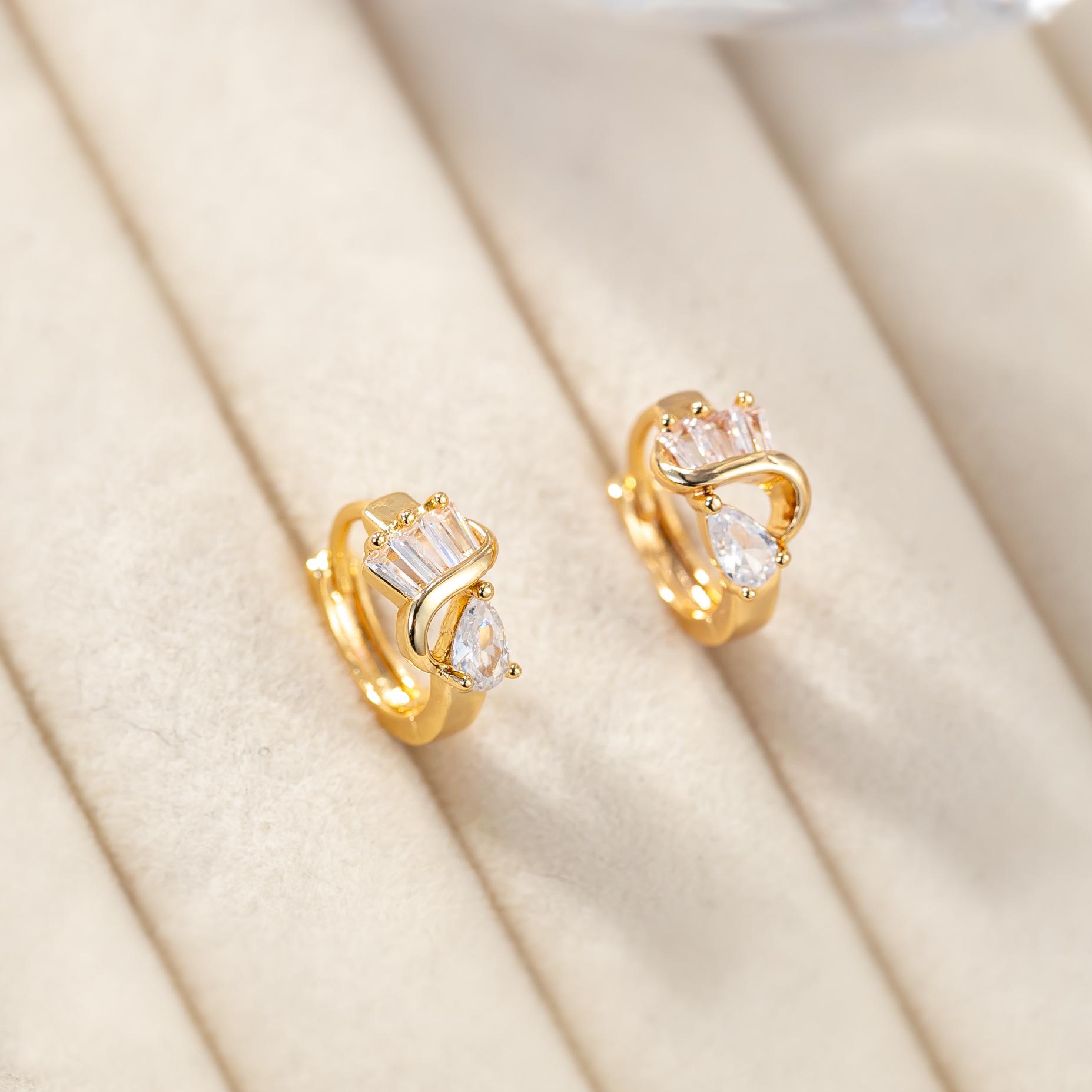 Geometric Hollow Square Micro-inlaid Diamond Stud Earrings - Chic and Elegant Jewelry for Fashionable Commuting and Everyday Wear