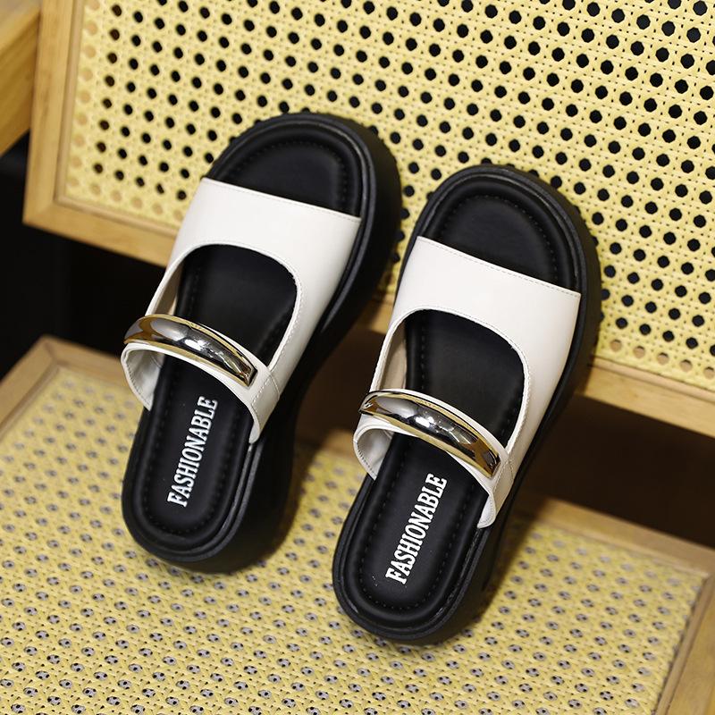 

Thick-soled metal decorative cool slippers women s summer new fashion soft-soled soft-soled casual one-word drag 35 белый