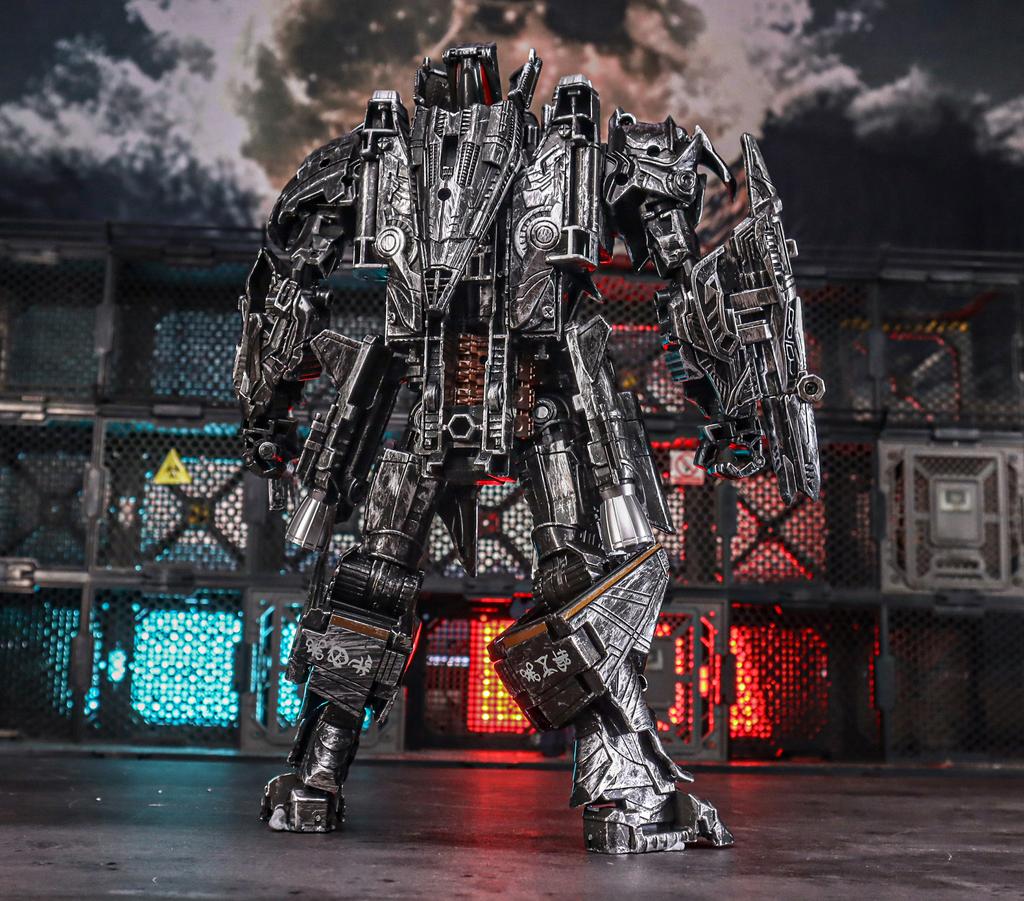 Wei Jiang MW-001 Aircraft Power Enlarged Version Transforming Robot Movie 5 Villain Model Toy With A Height Of 30cm