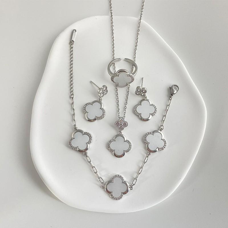 Elegante Set di Gioielli Quadrifoglio Madreperla 4 Pezzi Collana a Catena Acciaio Titanio Dorato/Tonalità Bracciale Orecchini Anello Donna
