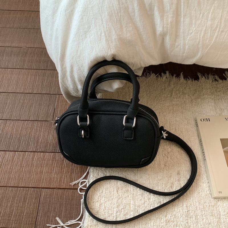 

Женская сумка 2025 новая трендовая осенне-зимняя легкая роскошная нишевая высококлассная сумка на плечо для通勤, сумка-мессенджер, маленькая квадратная сумка чёрный