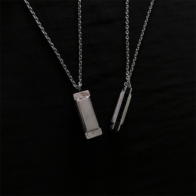 1PC Silvery [A necklace that can be blown] Mini harmonica retro four hole whistle pendant cartoon couple necklace
