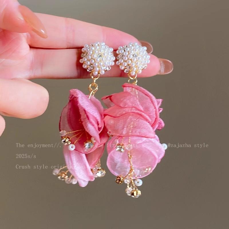 

Тканевые серьги-кисточки с цветами, темпераментные универсальные серьги-гвоздики, нишевая мода, серьги с высоким чувством стиля, женские