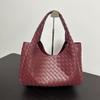 Hand-woven European and American Retro Texture Versatile Handbag Large Capacity Leisure Commuting Fashion Simple Tote Bag