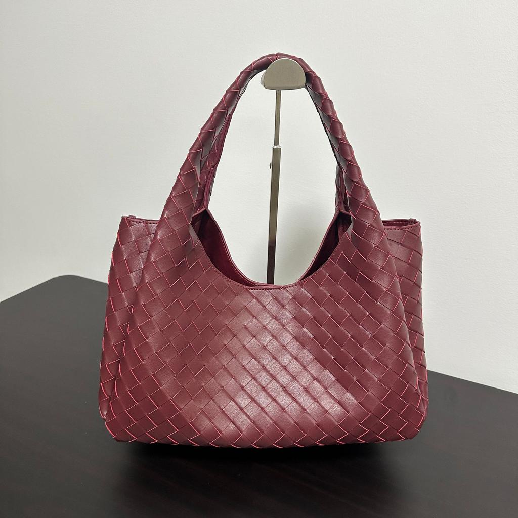 Hand-woven European and American Retro Texture Versatile Handbag Large Capacity Leisure Commuting Fashion Simple Tote Bag