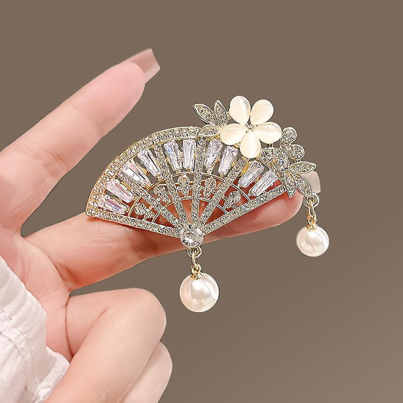 Cat's Eye Flower Fan-shaped Brooch, High-end Women's Versatile Pearl Brooch, Creative Anti-glare Pin