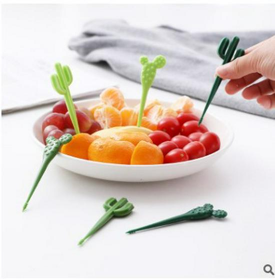 Animal Farm Mini Bento Picks: Cute Plastic Fruit Forks for Children's Bento Decoration