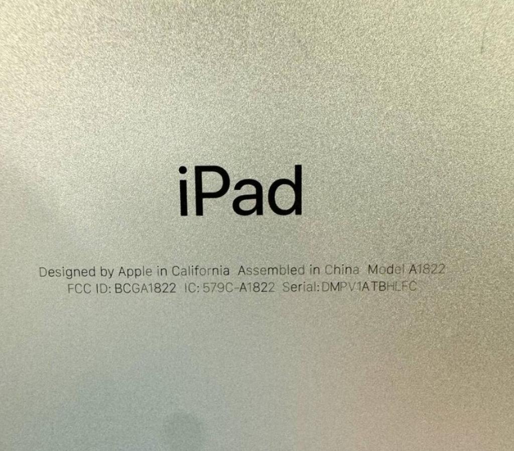 Apple Apple iPad A1822 32GB Silver Wi-Fi model A1822 iPad used