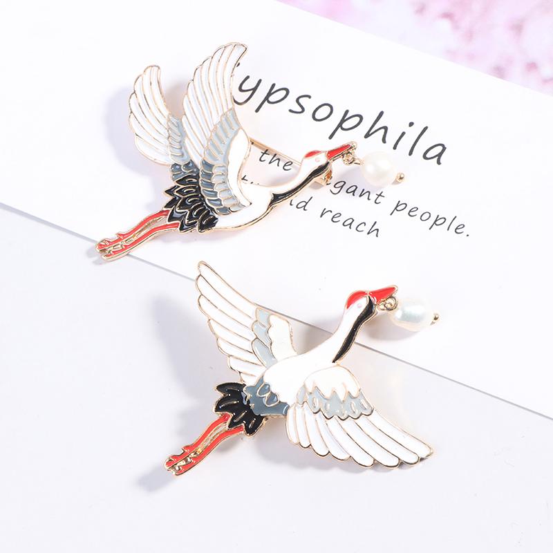 1 pieza de broches esmaltados con grullas y perlas, broches con amuleto de pájaro Vintage, joyería de lujo para mujer